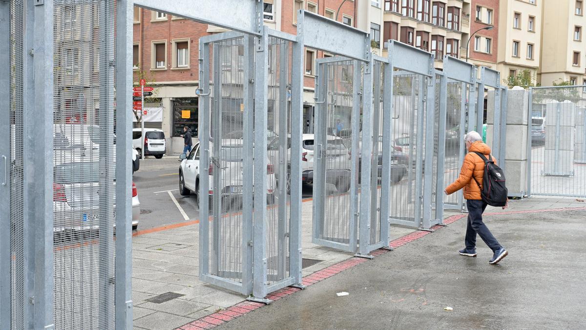 Una persona atraviesa el vallado de la explanada de San Mamés por el que accederán al campo los aficionados del PSG