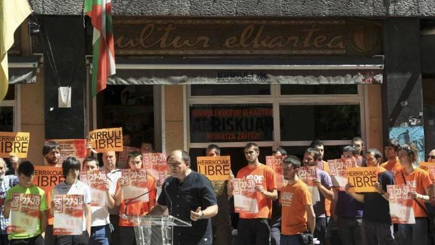 Pernando Barrena, en la rueda de prensa en la que ha denunciado la sentencia contra las herriko tabernas.