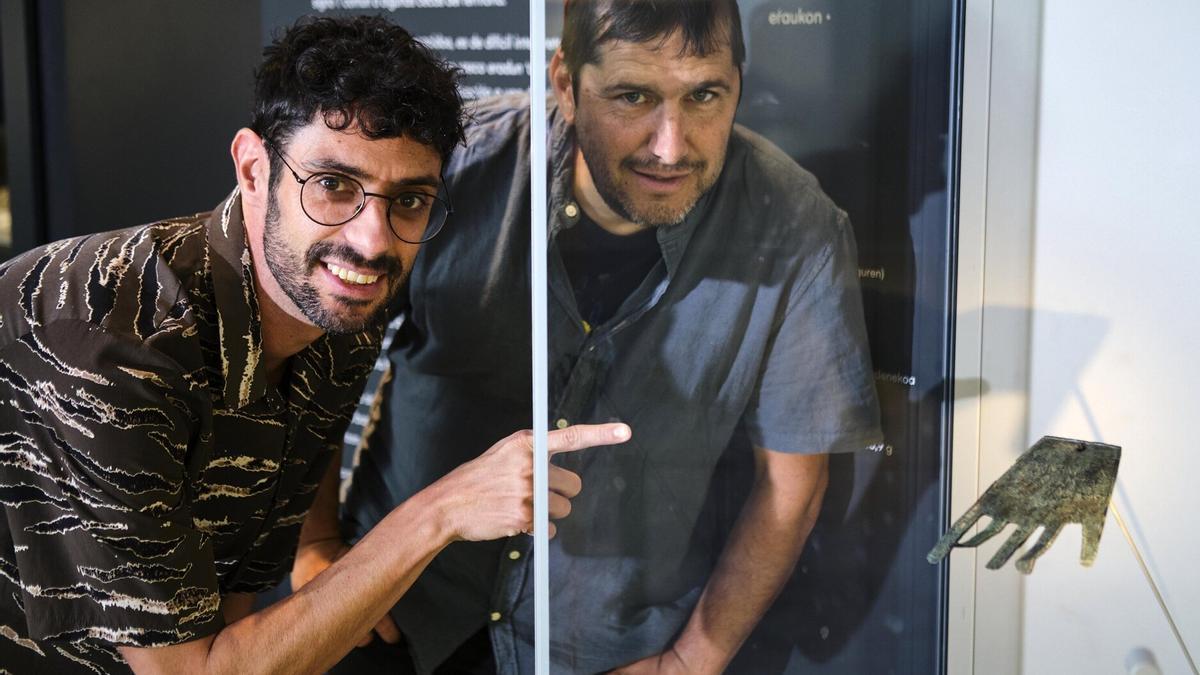 Los documentalistas Oroitz Zabala e Iban Toledo, en la sala de la Mano de Irulegi del Museo de Navarra
