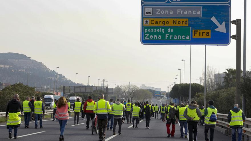 Transportistas autónomos vuelven a cortar la Ronda Litoral de Barcelona.