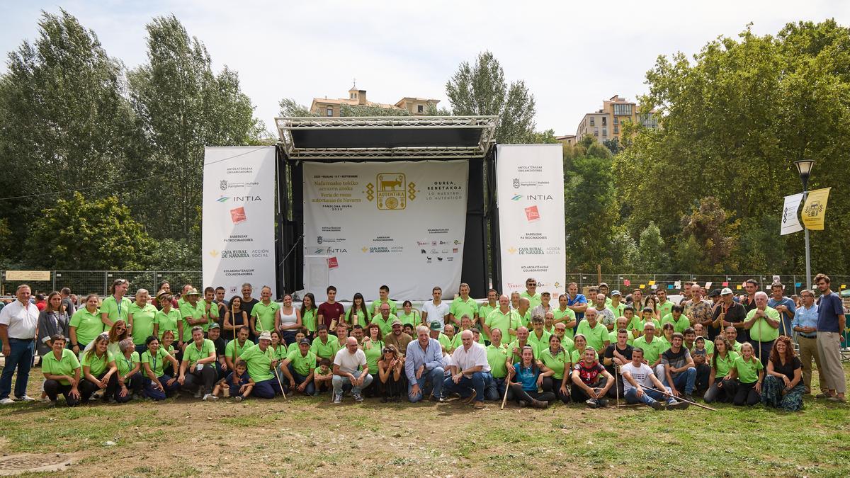 El consejero José Mª Aierdi, el alcalde de Pamplona Joseba Asiron y participantes, en la feria, durante el acto de clausura.