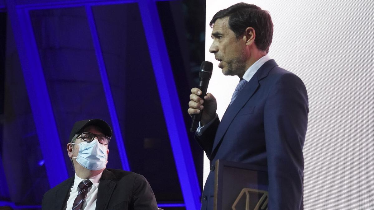 Kepa Junkera recibió el premio a las &#039;Raíces&#039; de manos del presidente de Kutxabank, Anton Arriola.