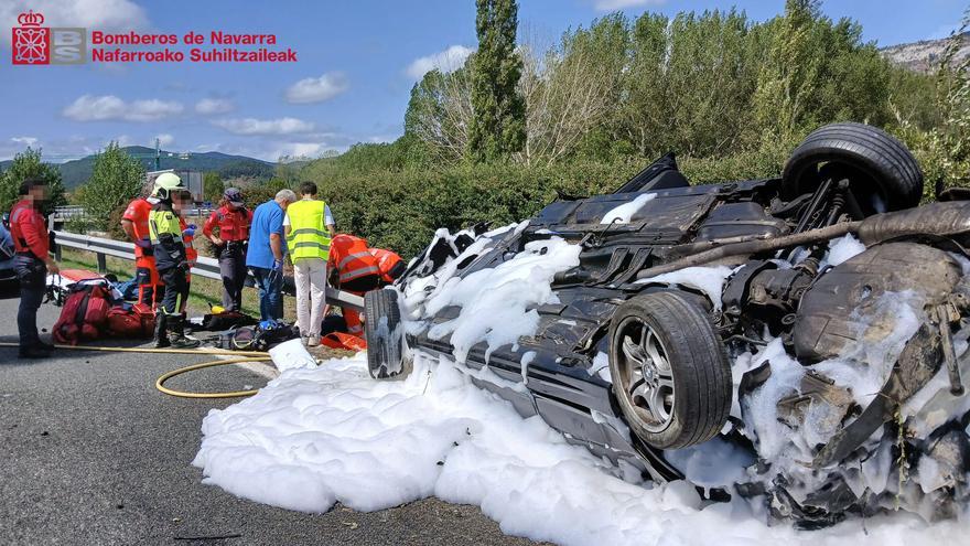 Heridos dos jóvenes de 20 años en una salida de vía con vuelco en la Autovía de la Barranca