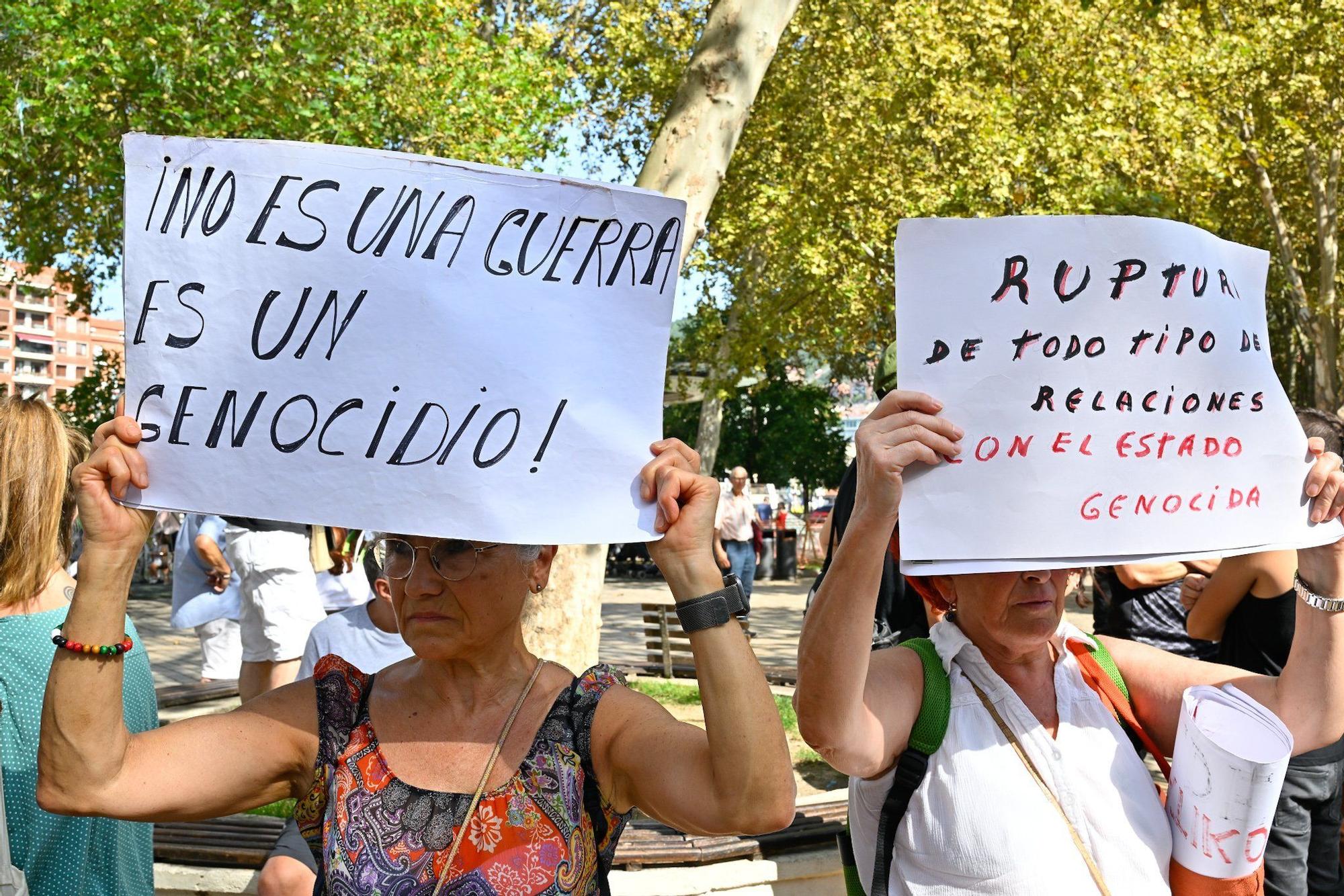 En imágenes: Más de 300 personas se concentran en El Arenal para denunciar el ataque terrestre sobre la ciudad de Gaza