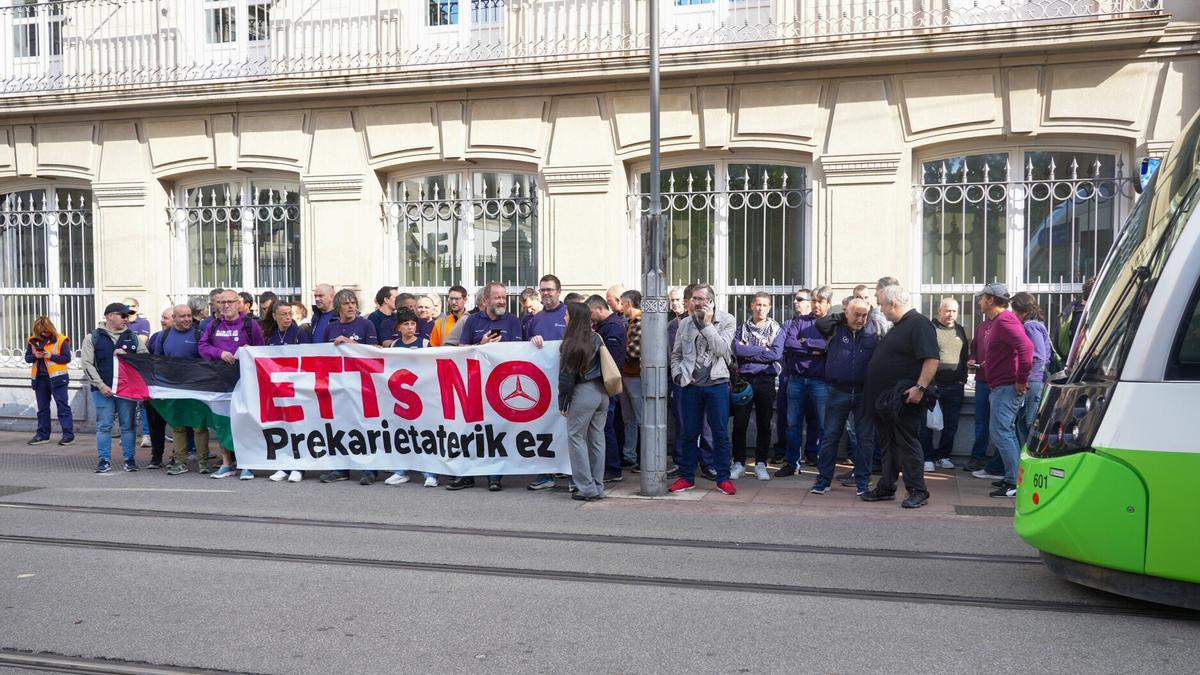 Concentración de los trabajadores de la planta de Mercedes-Benz en Vitoria ante el Parlamento Vasco.