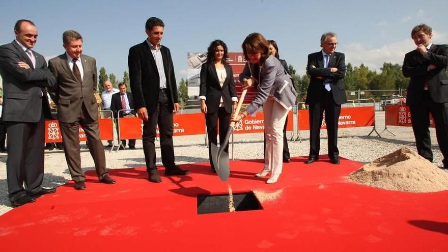 Yolanda Barcina participa en la colocación de la primera piedra del Pabellón Navarra Arena, acompañada por los dirigentes de UPN y PSN Javier Esparza, Álvaro Miranda, Miguel Induráin, Maribel García Malo, Elena Torres, Miguel Sanz y Roberto Jiménez.