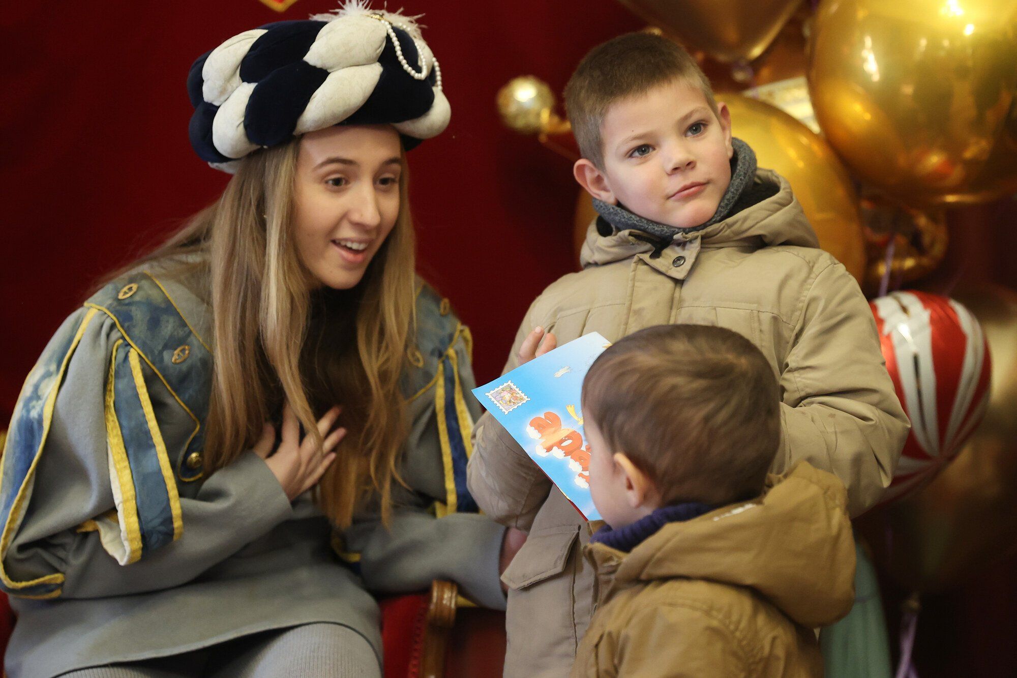 Cientos de jóvenes de Pamplona entregan sus cartas a los pajes de los Reyes Magos