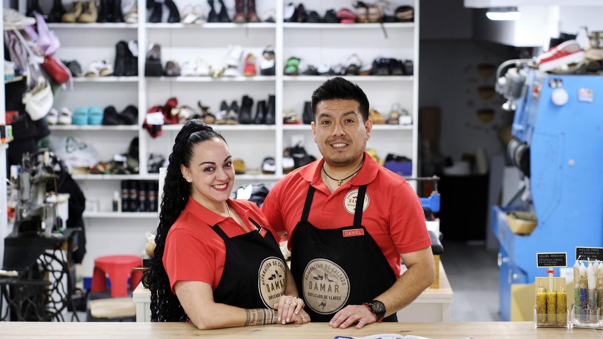 Reparaciones Damar (Carlos III nº 69), con María y Dani, pareja que abrió el pasado agosto esta tienda de reparación de calzado