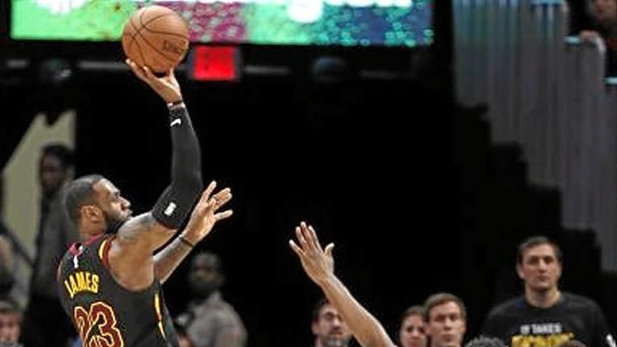 LeBron James vuelve a decidir sobre la bocina