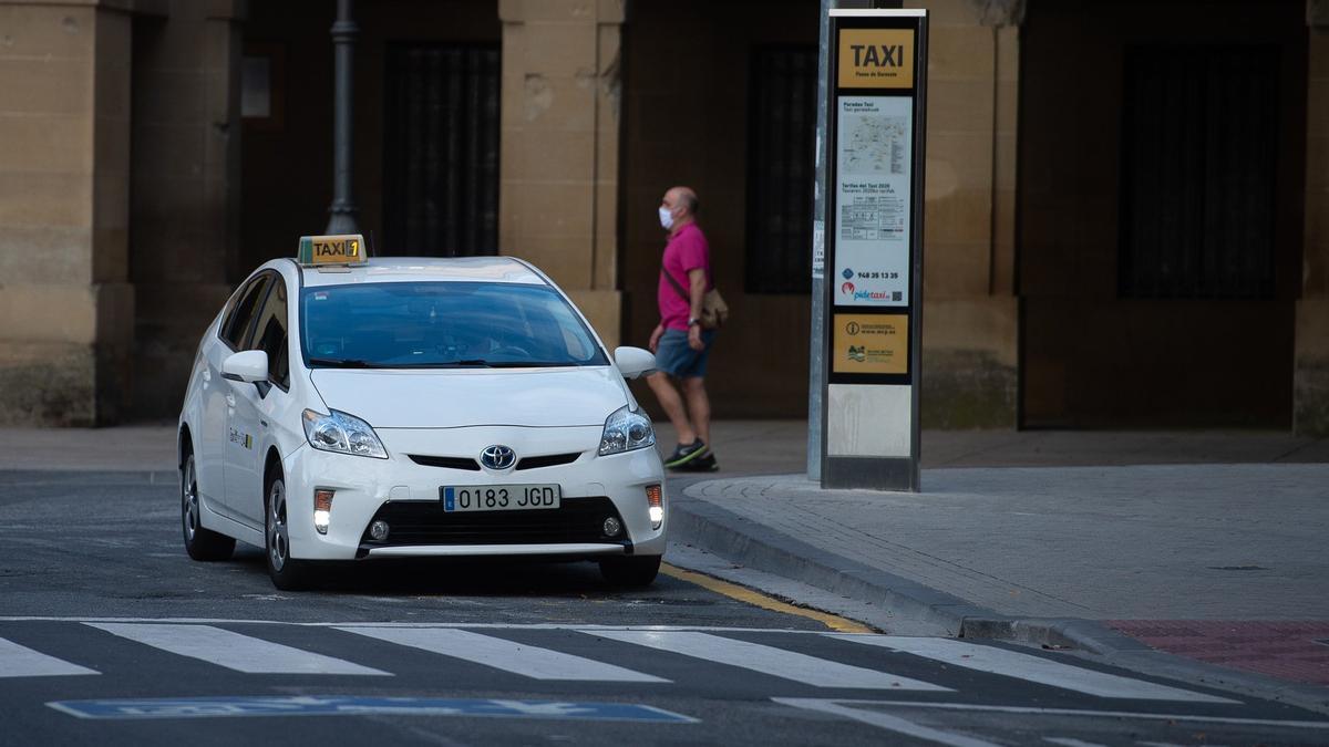 Un taxi en la parada del paseo de Sarasate.