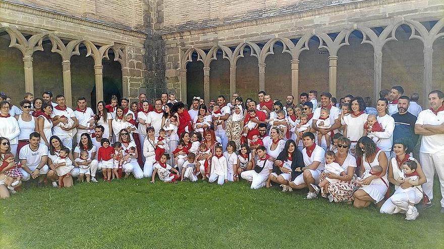 Foto grupal de los pequeños que recibieron el pañuelico junto a sus padres, madres y la Corporación.