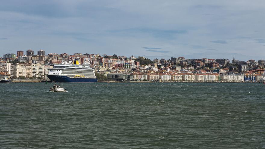 Heridas 3 remeras tras volcar su trainera en la Bahía de Santander
