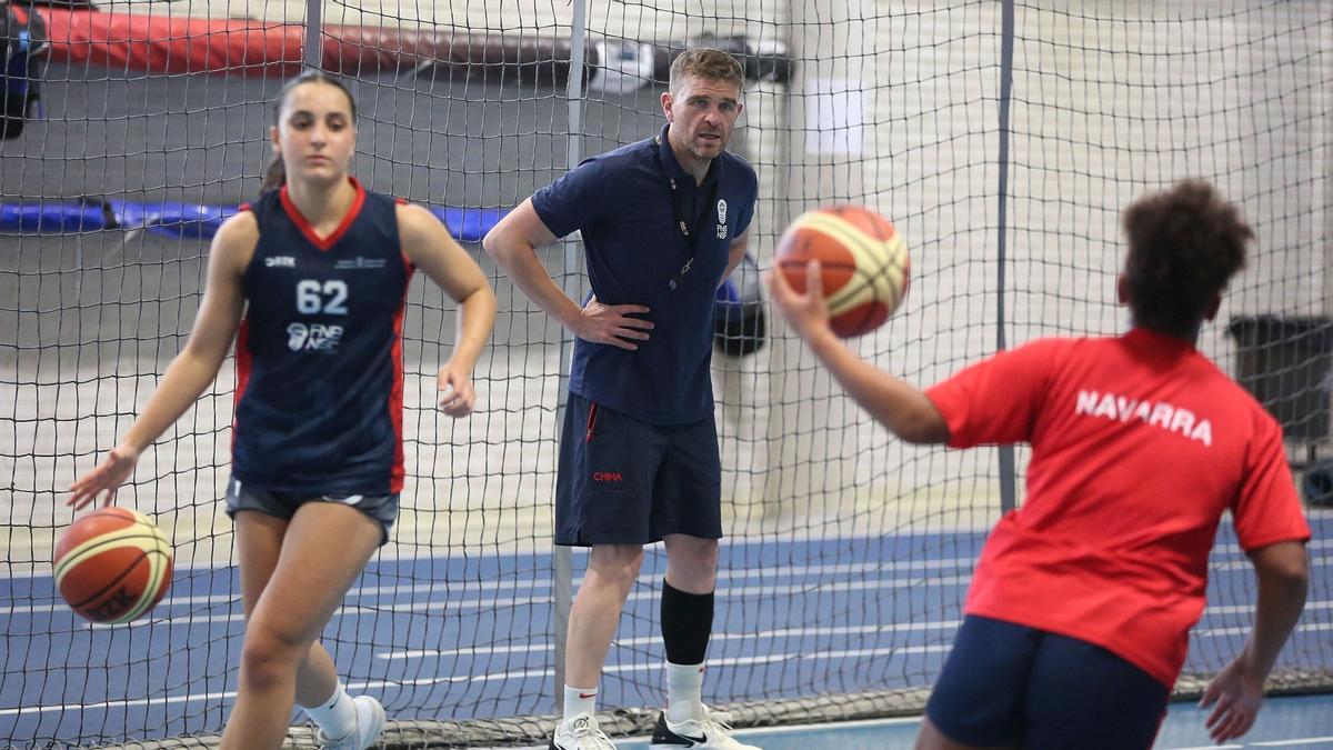 Rupérez da instrucciones durante el programa de tecnificación de la Federación Navarra de Baloncesto.