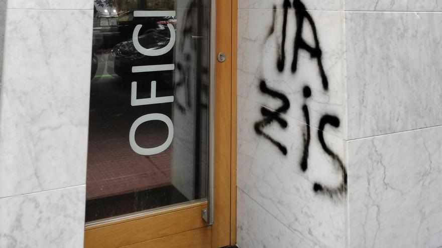 Desconocidos escriben &quot;nazis&quot; y lanzan pintura roja contra la sede de Vox en Gasteiz