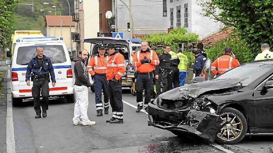 Estado del vehículo Honda Accord negro que se dio a la fuga, tras el accidente.