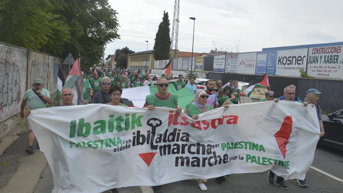 La marcha Ibaitik Itsasora a su paso por Tafalla