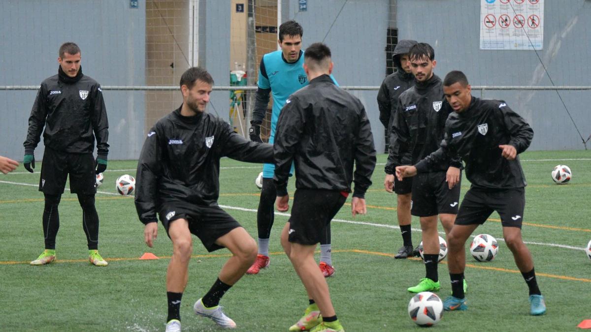 Los jugadores del Sestao River, durante la sesión del lunes en el campo de Rivas, en Portugalete