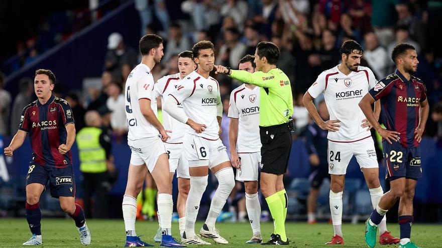 Osasuna se deja remontar en un partido calamitoso (3-2)