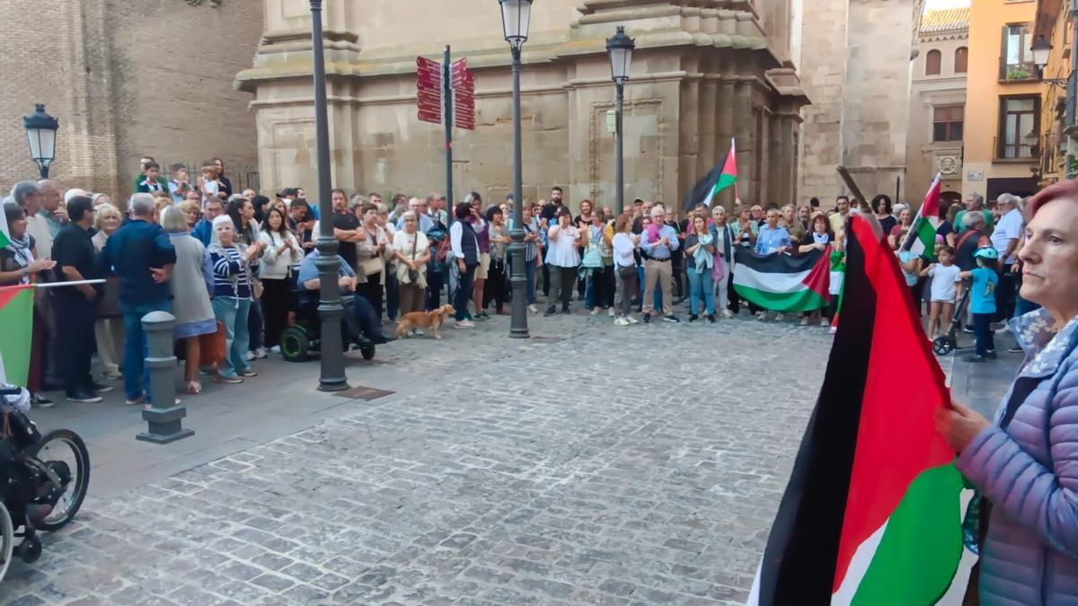 Aspecto de la plaza Vieja junto al Ayuntamiento de Tudela.
