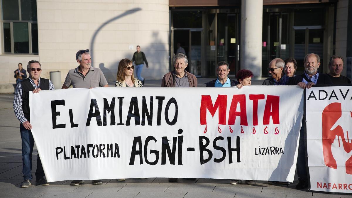 Concentración en 2023 de la Asociación de Defensa y Ayuda a las Víctimas de Amianto de Navarra y la plataforma de afectados de Agni/BSH &quot;en apoyo y solidaridad&quot; con la familia de un extrabajador fallecido por amianto.