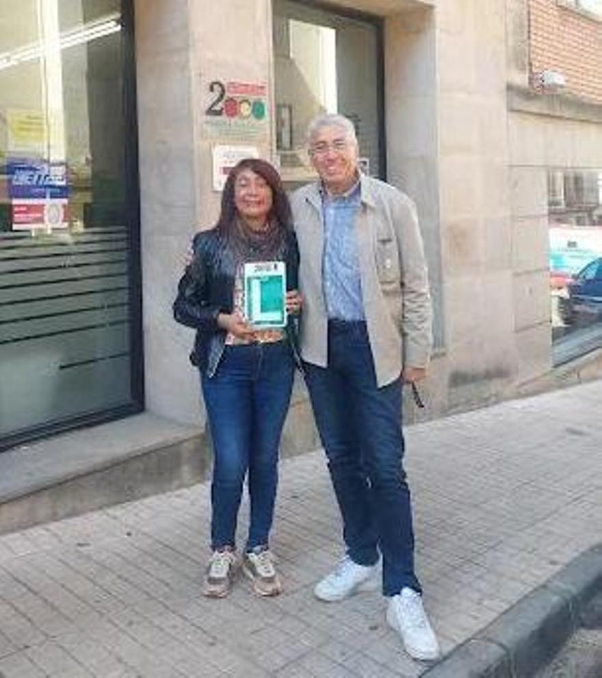 Jaime Martínez junto a una alumna que ha obtenido el carnet de conducir