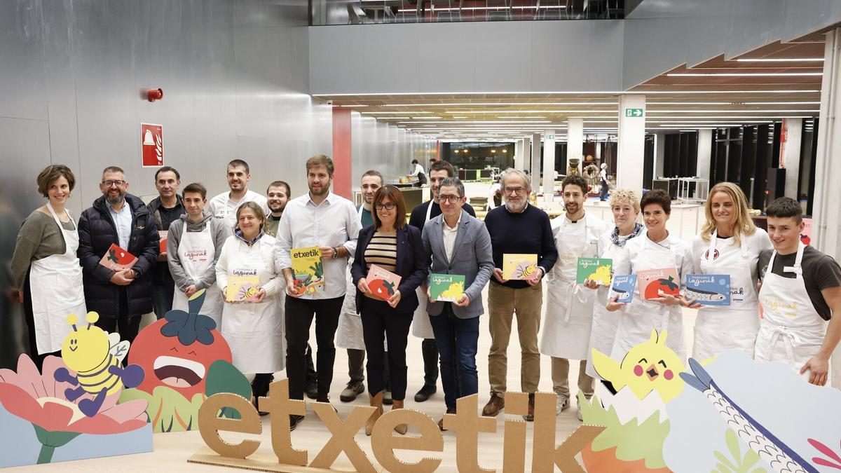 La consejera de Alimentación, Desarrollo Rural, Agricultura y Pesca, Amaia Barredo (c), el director General de Basque Culinary Center, Joxe Mari Aizega (c, d), y el coordinador de Mantala Basque Gastronomy, Imanol Zubelzu (c, i), han participado este martes en la presentación de la colección de libros infantiles en euskera &#039;Etxetik&#039;, una propuesta educativa diseñada para acercar a las nuevas generaciones la gastronomía.