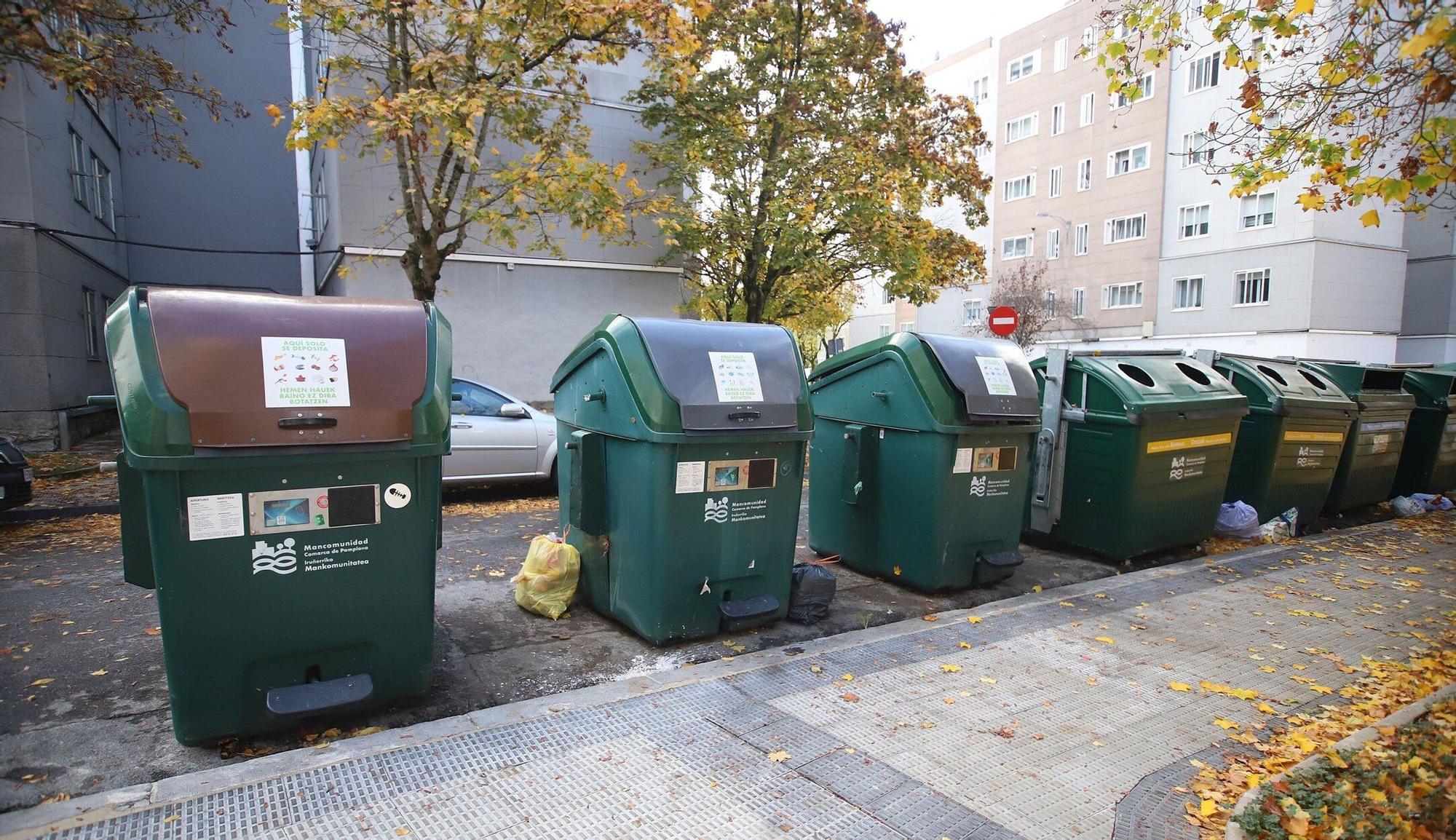 Hilera de contenedores con bolseo en Grupo Urdánoz, 16.