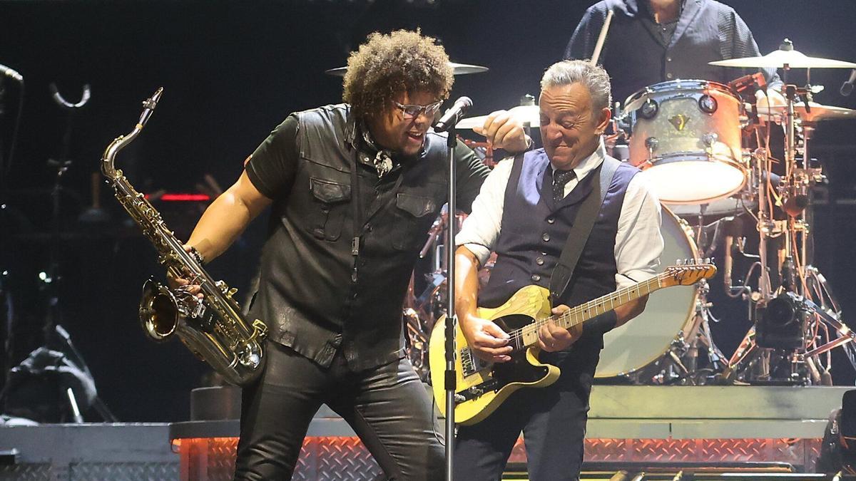 Bruce Springsteen junto a su saxofonista, Jake Clemons