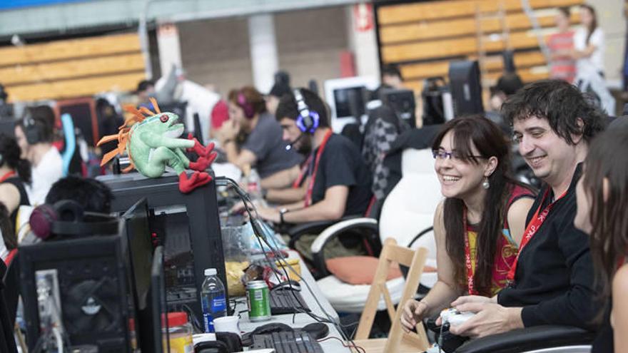 Asistentes a la primera ‘Navarra LAN Party’, que recupera las claves de la ‘Navarparty’.