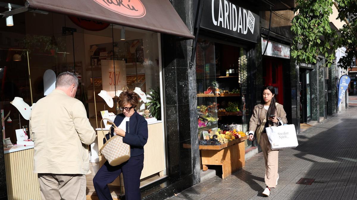 Varias personas paseando por una céntrica zona de Bilbao.
