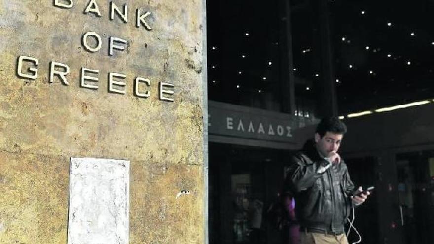 El Banco de Grecia avisa de que el país saldrá del euro si no hay acuerdo