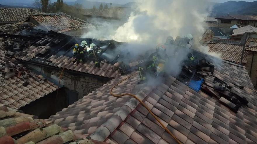 El incendio en una vivienda de Lerga por la chimenea moviliza a tres parques de bomberos