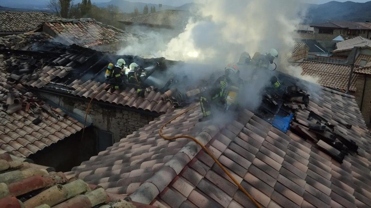 Bomberos trabajando para apagar el fuego en el tejado de la vivienda en Lerga. Bomberos trabajando para apagar el fuego en el tejado de la vivienda en Lerga.