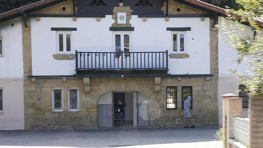 La Diputación de Bizkaia cree que un centenar de menas acogidos son mayores de edad