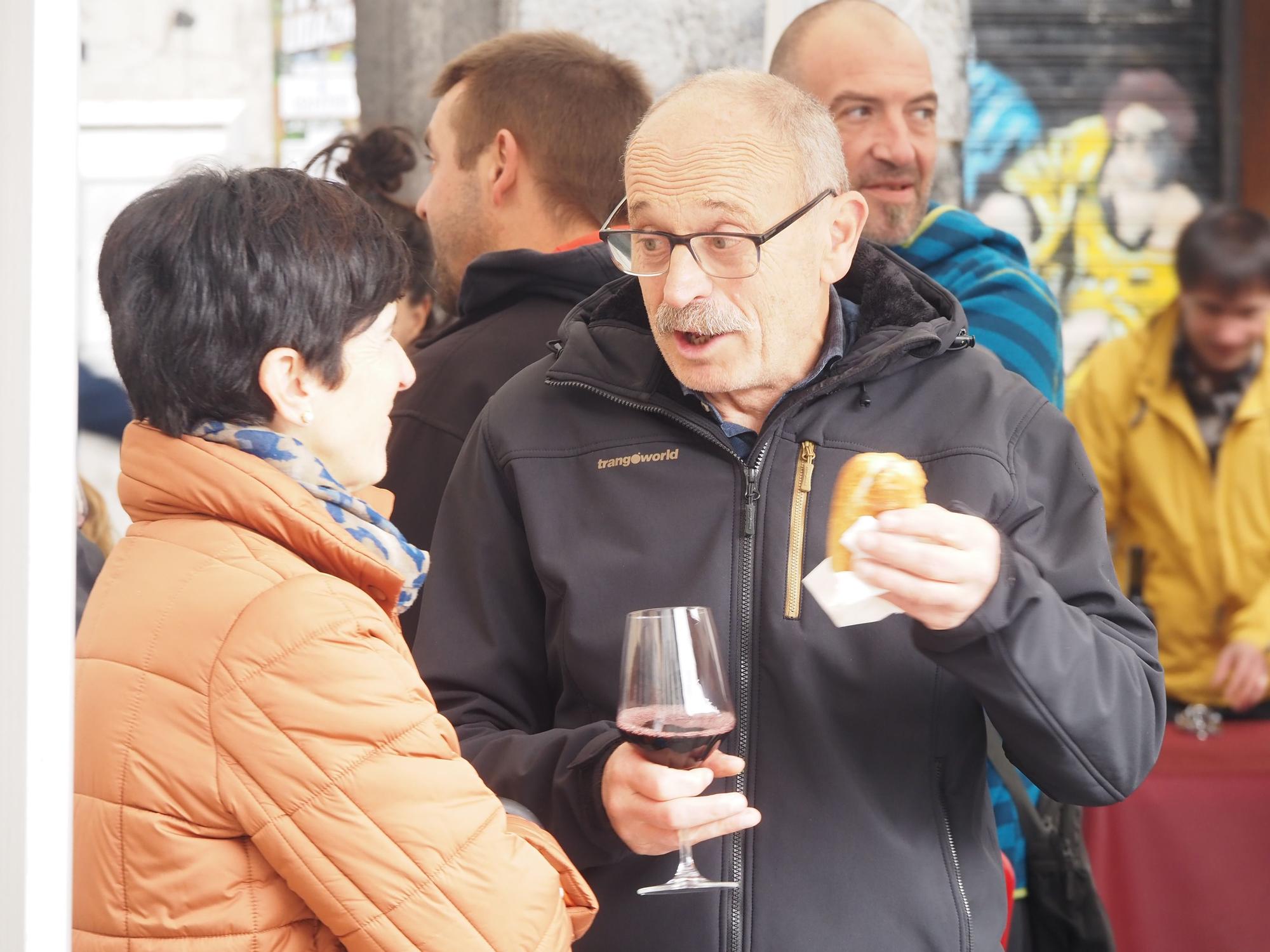 Vino y chorizo, fórmula imbatible contra el mal tiempo en Azpeitia
