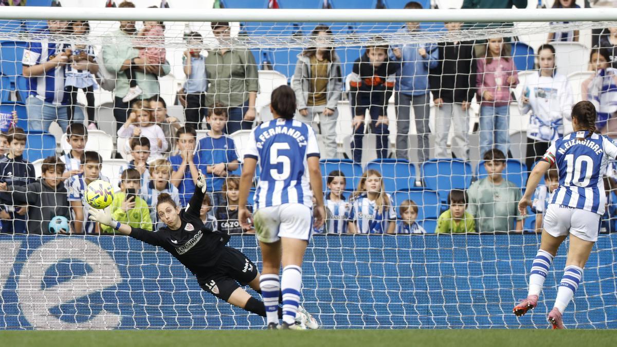 Instante en el que Eizagirre supera a Nanclares de penalti en el minuto 95 para empatar el derbi.
