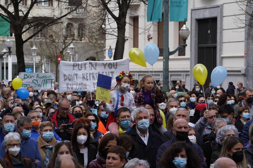 Miles de vascos se manifiestan en contra de la invasión rusa en Ucrania