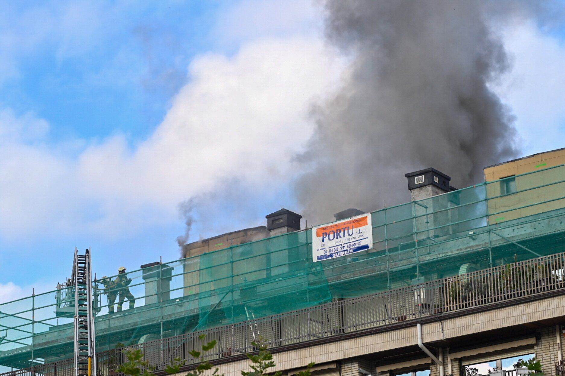 [Fotos] Se incendia un bloque de viviendas en Zumaia