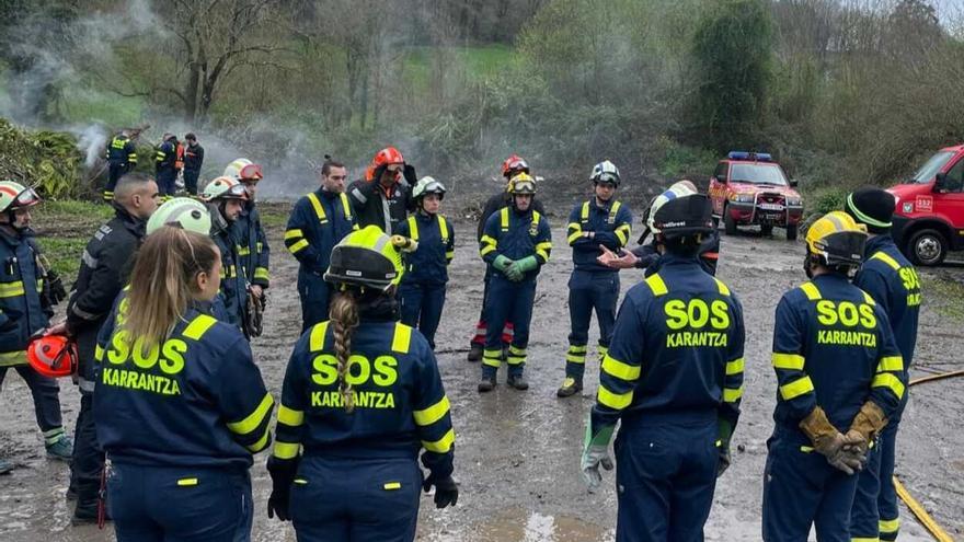 Karrantza, en guardia con incendios y agua