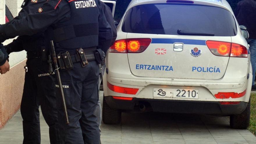 Un ciclista menor de edad muerto y otro herido al ser atropellados por un autobús en Berriz