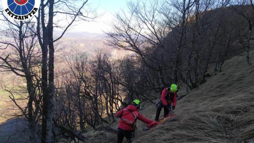 Personal del servicio de emergencias, junto al cuerpo del montañero