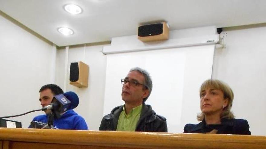 Luis Miguel Murua, flanqueado por Ángel Aranburu y Marisol Garin.
