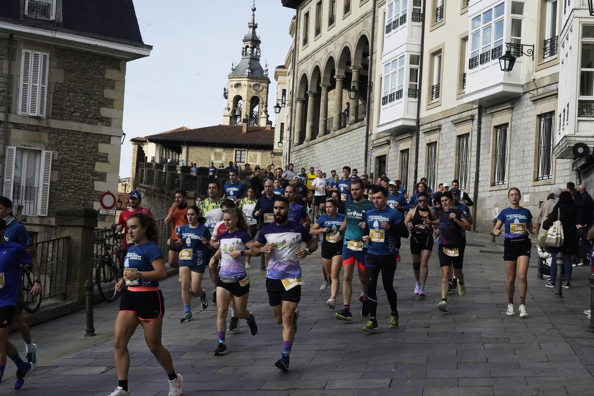 En imágenes: Miles de personas conquistan la Almendra de Gasteiz