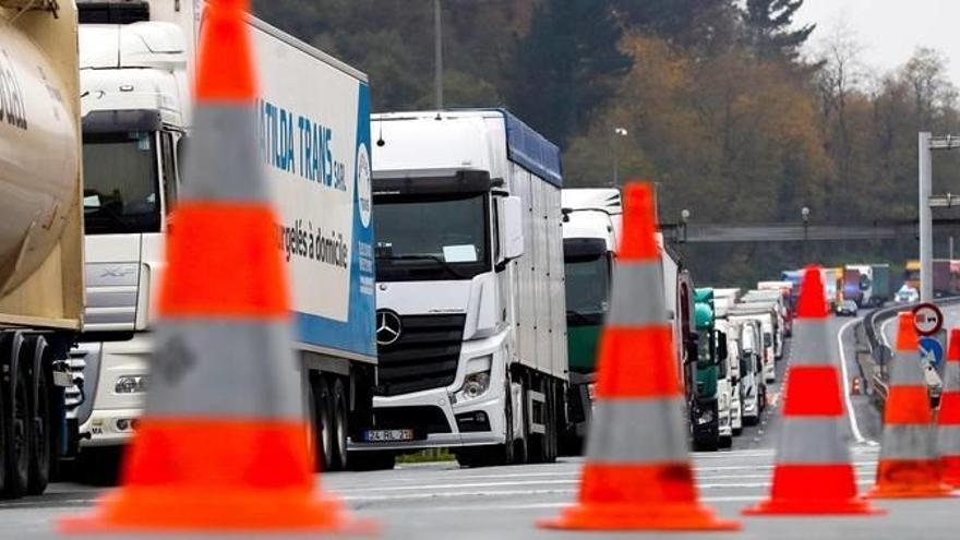 Un camión accidentado en Tolosa genera  retenciones de 10 kilómetros en la N-1