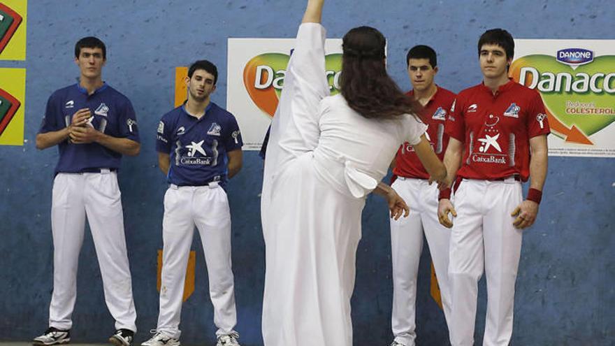 Iker Irribarria sigue su homenaje con atención.