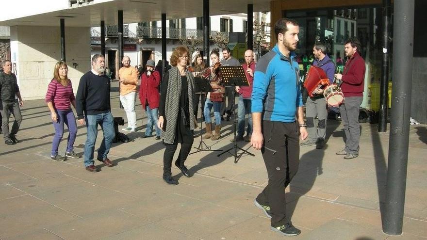 Todos los que quieren salen a la plaza; aquí, madre e hijo comparten una dantza.
