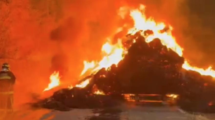 Arde un camión con paja en la carretera N-135, en Luzaide-Valcarlos