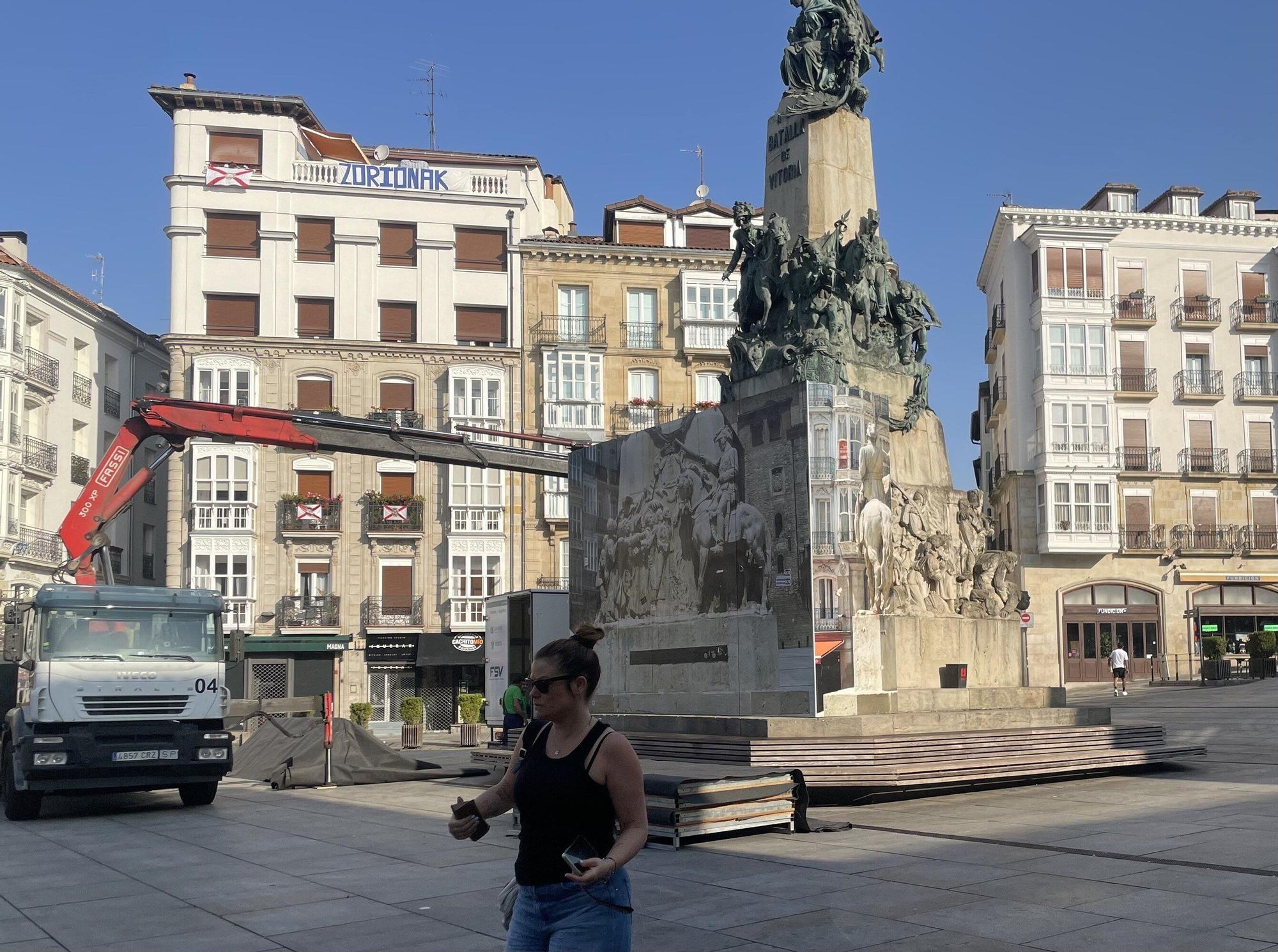 En imágenes: La Virgen Blanca recupera la estatua de musgo vegetal