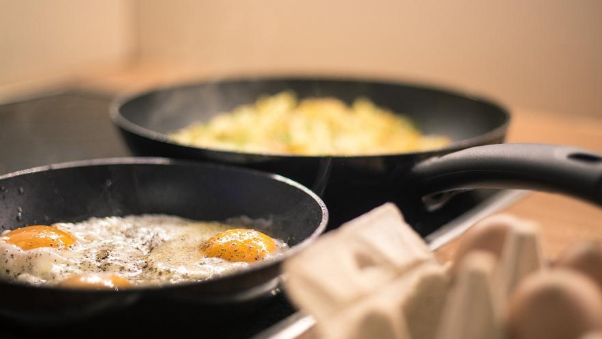 El motivo por el que no deberías cocinar con sartenes de teflón: te expones a estos productos químicos