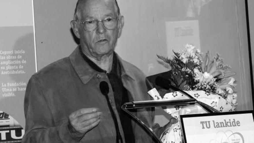 Juan Leibar, primer director de la revista &quot;Tu Lankide&quot;.